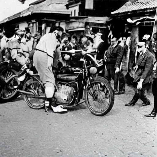 hitler montando una moto


